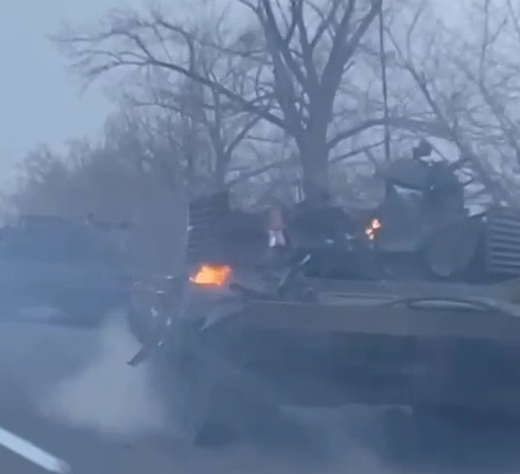 Два поврежденных украинских танка в западу от Авдеевки