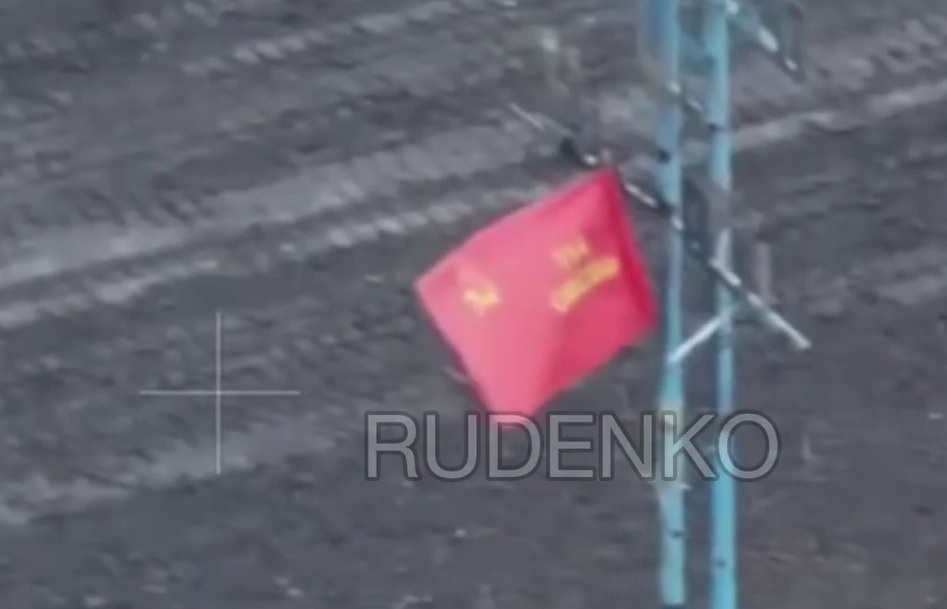 Красный флаг на стеле в Авдеевке