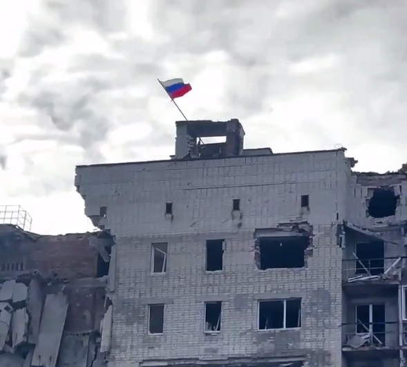 Поднятие российского флага над одной из многоэтажек в Авдеевке